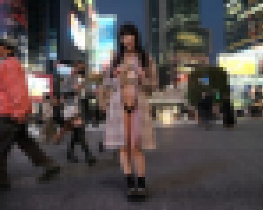 渋谷のスクランブル交差点に淫乱娘あらわる! サンプル画像1