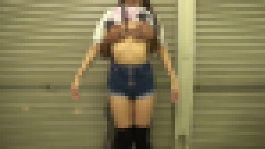 【個撮】シャッターの中で口内射精　サンプル画像1