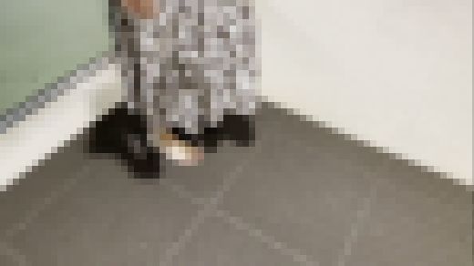 【完全裸足】第8弾!駐車場とショッピングモール内を裸足で歩く女性 サンプル画像1