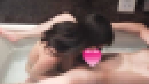 【潜望鏡フェラ】隠し撮り!!童顔でスレンダーな色白美人人妻は、浴槽で優しく竿や玉、アナルまで舐めまわす変態女だった。　サンプル画像2
