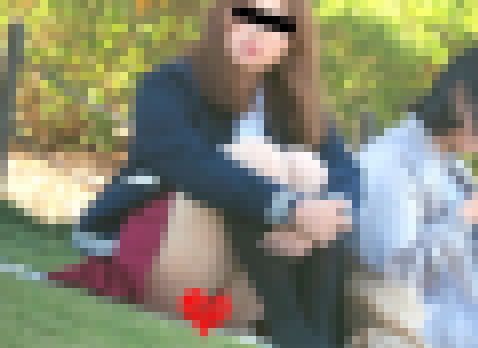 【フルHD】そんな座り方って!パンツ丸見えです! サンプル画像1
