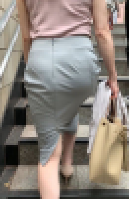 【ムッチリエロ尻OL】最高にエロいヒップラインを闊歩しながら男の勃起した肉棒を挟み込む感じの淫乱変態OLの素顔【653】　サンプル画像1