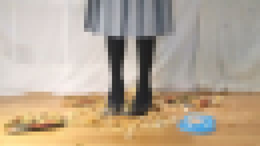 14-1　いろいろな恰好でポテチとお弁当を踏み潰す　サンプル画像2