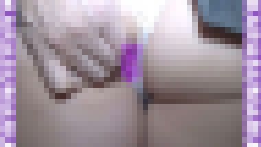 清楚系女子●生が電車で悪戯痴漢!クチュクチュぴちゃぴちゃとエグイ音で潮吹き!イラマチオ&生ハメとヤリたい放題! サンプル画像1