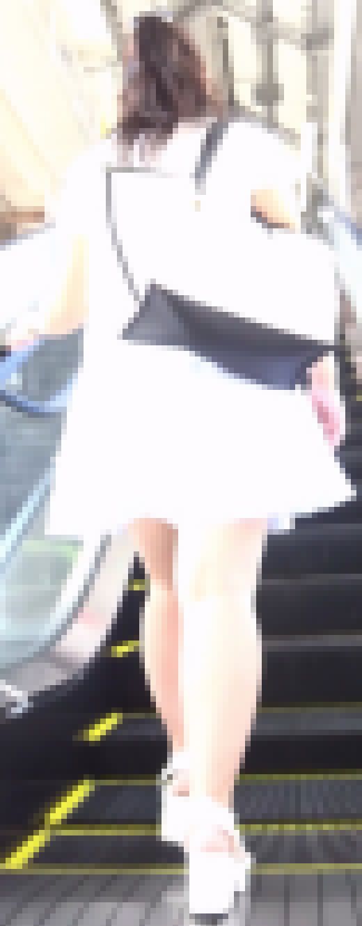 [★新作]パンチラ盗撮 女子大生 水色パンツが尻に食い込み　サンプル画像1