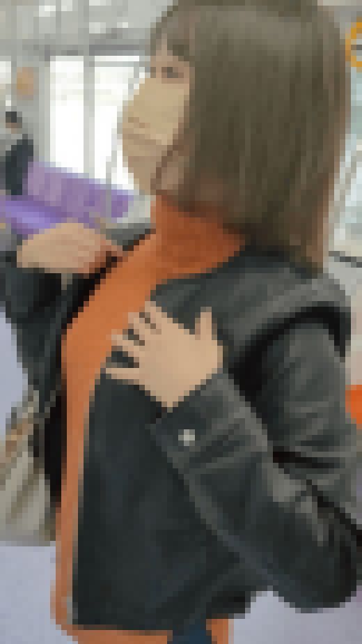 【腋毛超接写】美人OL再び！ジャケットの中で油断しまくったジョリ腋を4K超接写…からのガン見バレ！？　サンプル画像1