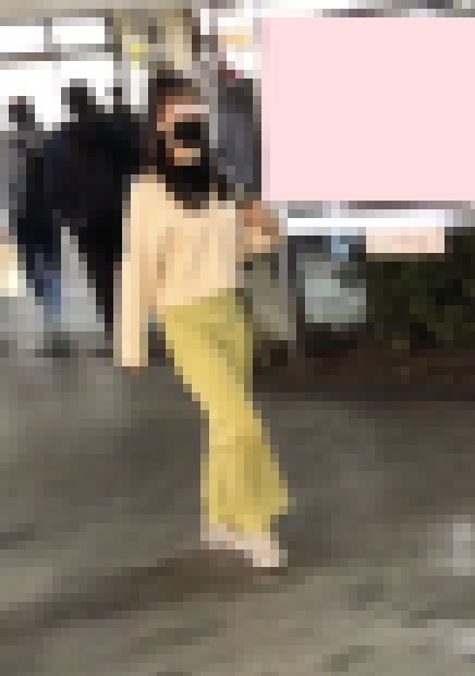 パンティライン透け黄色ピタパン美女　サンプル画像1