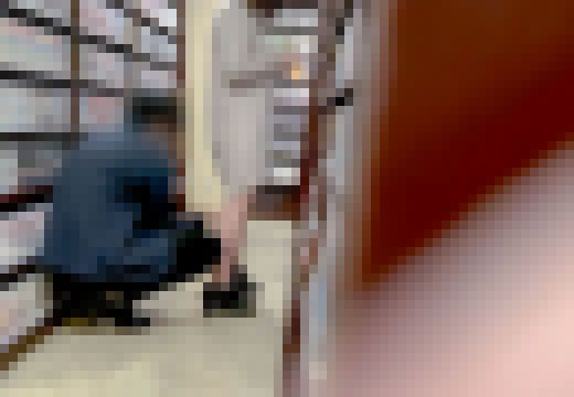 同業者に執拗に狙われる女の子。漫画に夢中【禁断の逆さ撮り】Vol.1　サンプル画像1