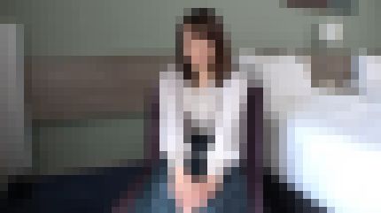 素朴で巨乳の24歳公務員が恥ずかしさに耐えながらも感じてしまい快感に腰を振る　サンプル画像1