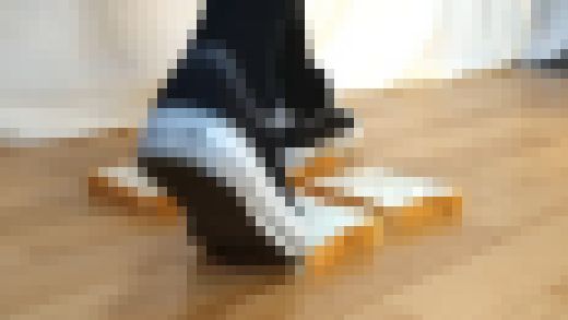 12-4　コンバースで食パンを踏みつける　足元アップVer.　サンプル画像1