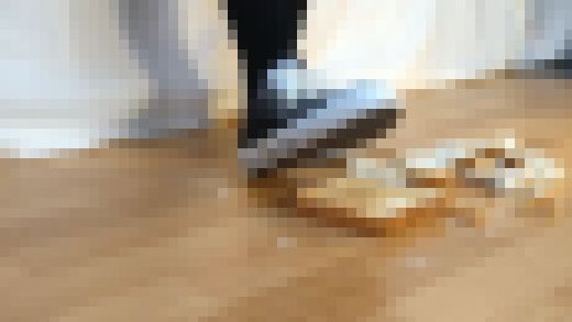 12-4　コンバースで食パンを踏みつける　足元アップVer.　サンプル画像3