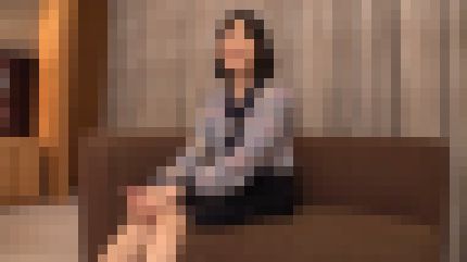 スレンダー美人の21歳保育士が経験少ない体を巨根で突かれ快感に喘ぐ　サンプル画像1