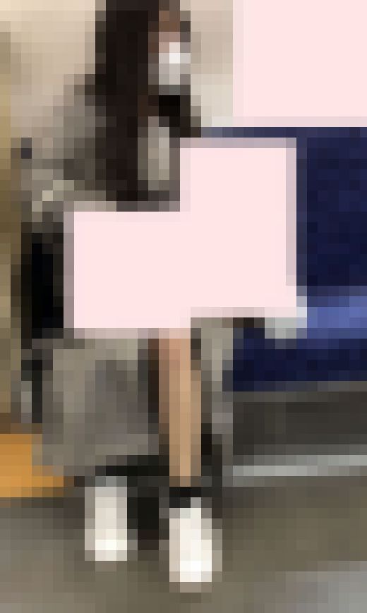 コートから生足はみ出てエロい美女　サンプル画像1