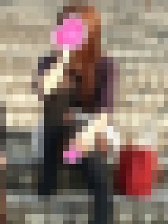ミニスカで座るからパンチラしてるギャル１　サンプル画像1