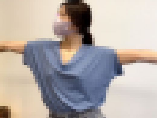 【ヨガ胸チラ】高嶺の花の美人OLさん。ヨレヨレの服から見える美乳に眼福【パンチラ】　サンプル画像3