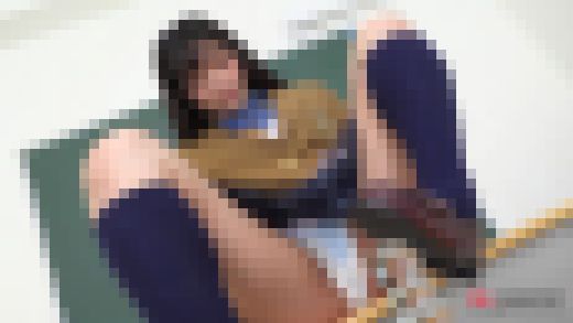 久留木玲 固い棒をローファー、ソックス、裸足で優しく刺激♪ 足フェチ　サンプル画像1