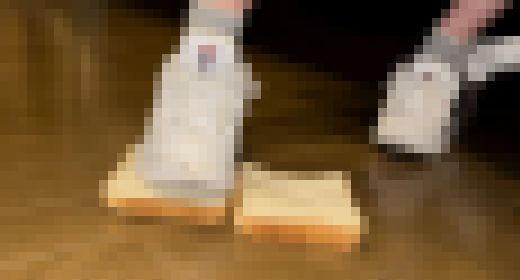 スニーカーで食パン、手を踏みつけ? サンプル画像1
