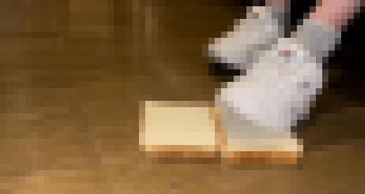 スニーカーで食パン、手を踏みつけ? サンプル画像2