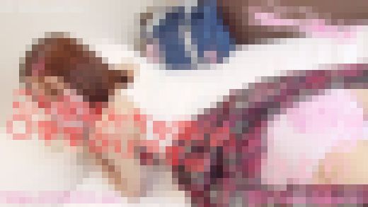 【初撮りひよりちゃん】これは違反w、〇リすぎる身体に〇リパンキャミ、オッパイをツンツンしたら勃っちゃう乳首w サンプル画像2
