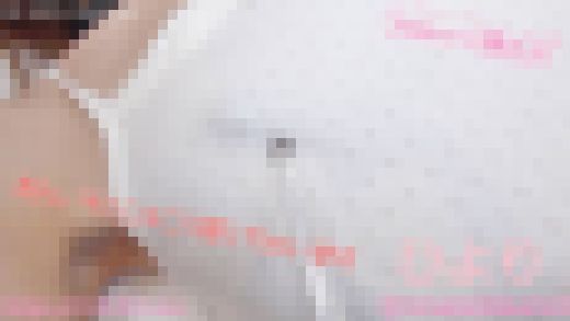 【初撮りひよりちゃん】これは違反w、〇リすぎる身体に〇リパンキャミ、オッパイをツンツンしたら勃っちゃう乳首w サンプル画像3