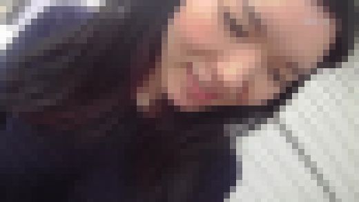 同僚の女性と職場で「くすぐり・くすぐられ対決」ブラジャーまで見えちゃいました　サンプル画像1