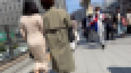 柔らかリブニットでデカ尻とエロい身体をクネクネと見せ歩くJD サンプル画像1