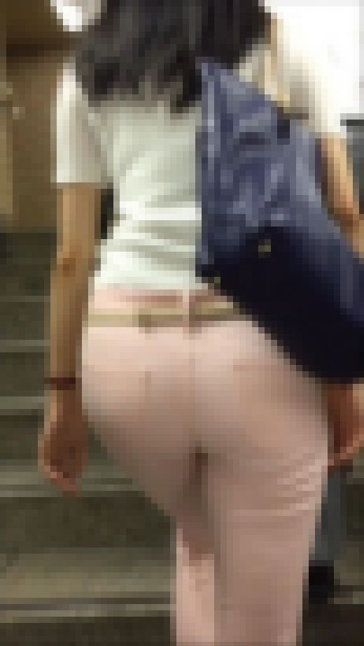 ピンクパンツの浮き出るヒップラインお姉さん　サンプル画像1