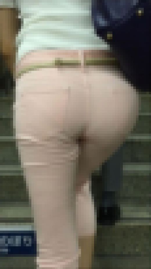 ピンクパンツの浮き出るヒップラインお姉さん　サンプル画像2