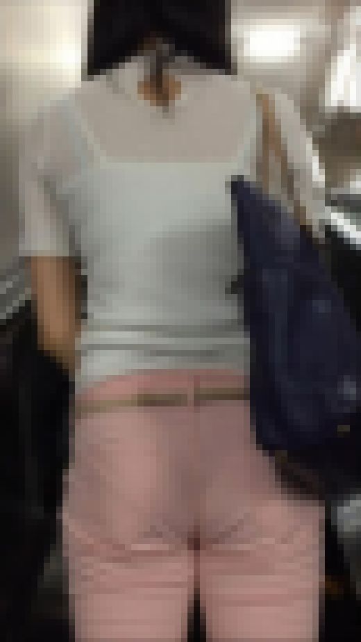 ピンクパンツの浮き出るヒップラインお姉さん　サンプル画像3