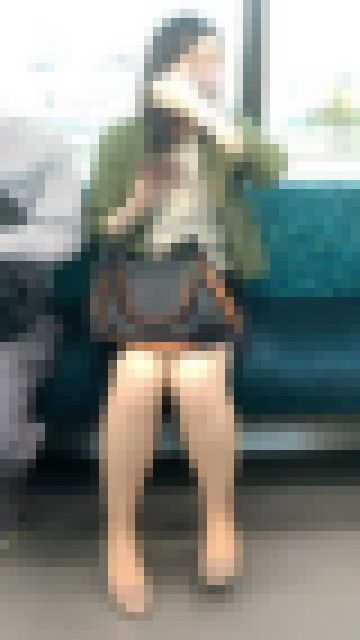 全身から上品さが溢れる帰宅中の美人OLさん サンプル画像1