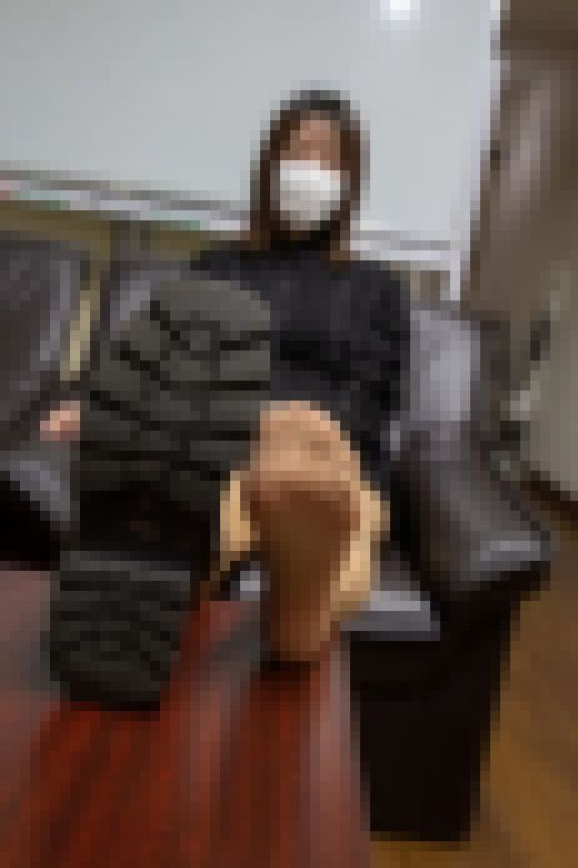 【仕事帰りの厚底ブーツ脱ぎたて】色白なOLさんの足の裏　サンプル画像1