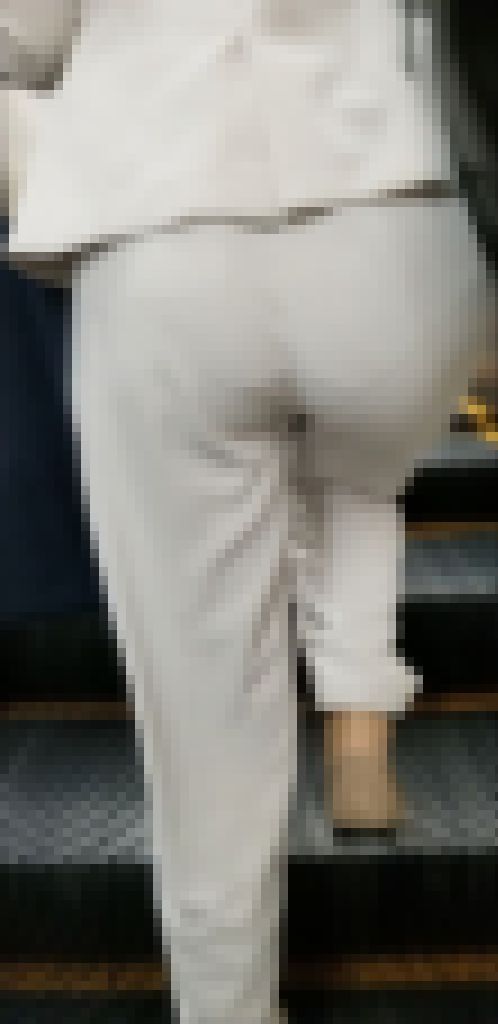 美人OLの透けたパンティライン サンプル画像1