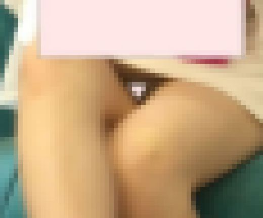 乳首出そうな服で電車に乗りP見せてくれる美女　サンプル画像2