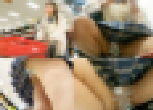 【青チェ】《買い物中ストーキング》《ローアングル陰○すけすけパンツ》　サンプル画像1