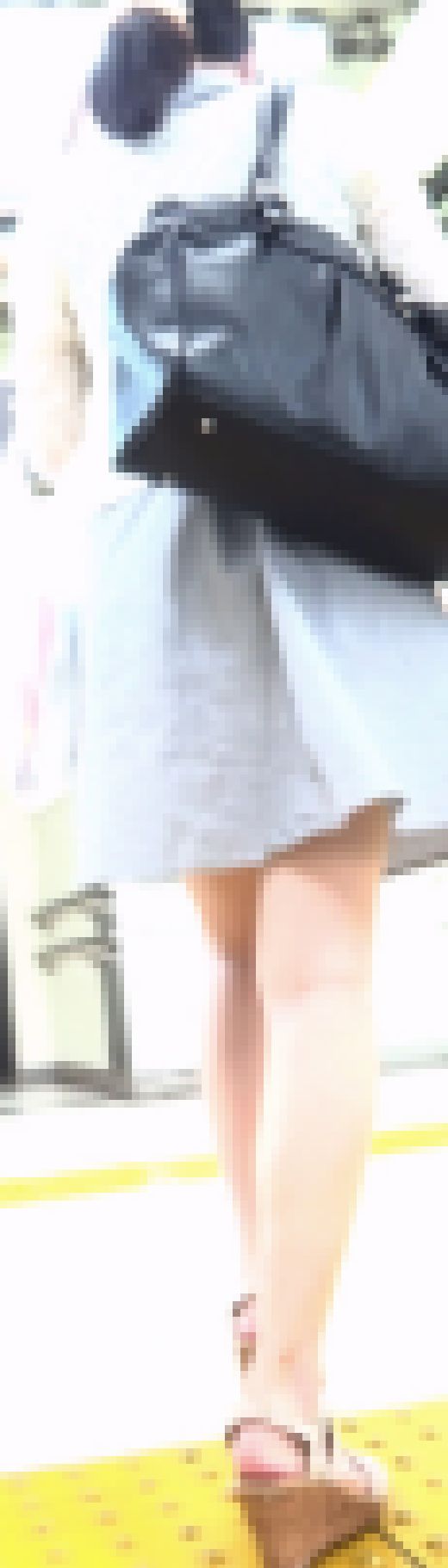 [★新作]パンチラ盗撮 モデル系女子 開脚で黒パンツ超接近撮影　サンプル画像1