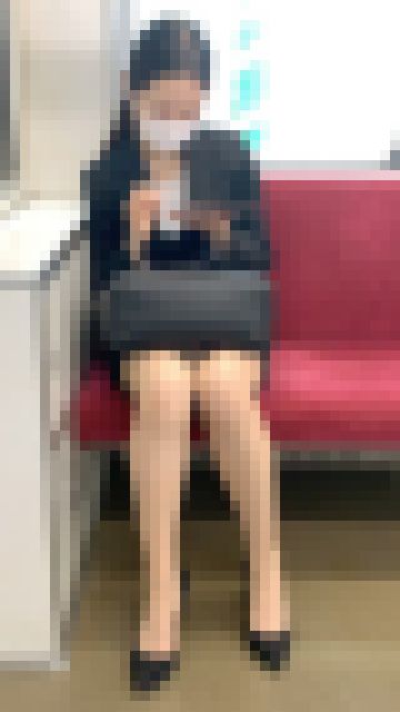 短いスカートから国宝級の美脚を見せてくれたエロすぎる美人OLさん(其の七) サンプル画像1