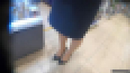 【ショッピングしてきた12】3名の美脚お姉さん サンプル画像2