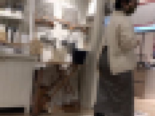 【20代の爆巨尻】20代低身長巨尻女子 ショッピングモールで120cmオーバーの尻をブリンッ!ブリンッ!と見せつけw サンプル画像1