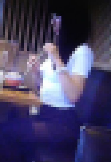 美し過ぎる超絶スーパー美女が張り具合抜群の巨乳の美体でエッチなしぐさを時折見せながらご飯食べてますよ サンプル画像3