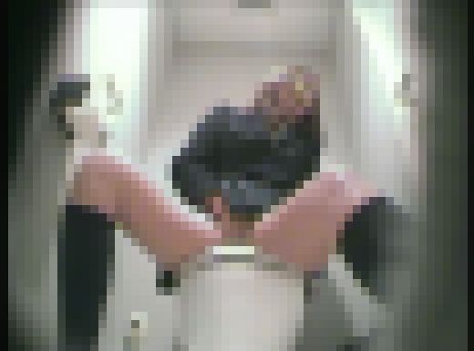 某デパートのトイレでオナニーしちゃった女子●生達　02　サンプル画像1