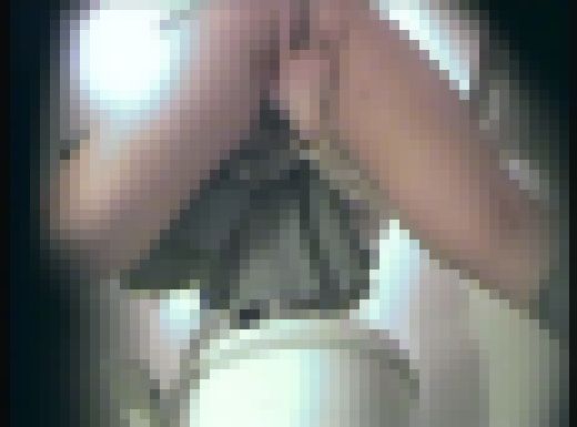 某デパートのトイレでオナニーしちゃった女子●生達　02　サンプル画像3