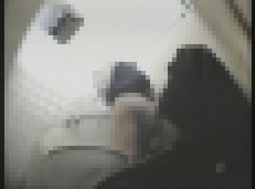 連続女子●生トイレ【レ●●】事件は変態野郎が取り付けた隠し撮りカメラに全て記録されていた　02　サンプル画像1