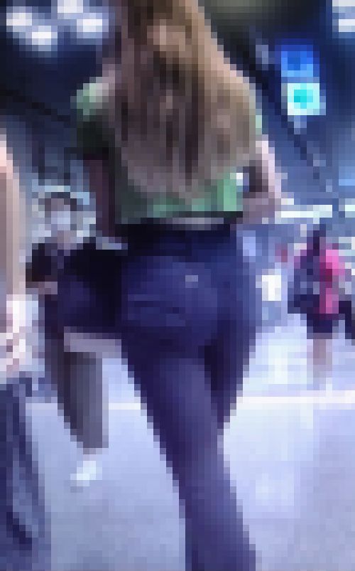 超絶激カワギャルがピタピタデニム履いて最上級の桃尻ヒップをフリフリして歩いてるよ　サンプル画像1