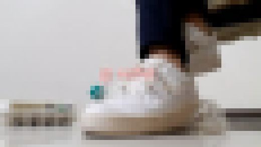 スニーカーでペットボトル踏みながら言葉攻め サンプル画像2