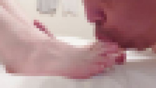 色白の足指足裏を舐め回す動画３　サンプル画像2