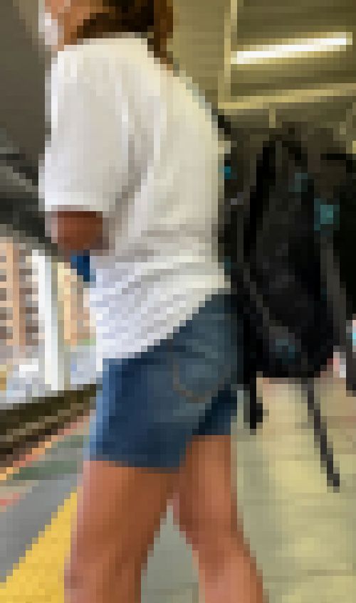 健康的な褐色ショーパンお姉さんをじっくり近接撮!!驚きの浮き出た乳首ぽっち 【超リアルな街中風景004】 サンプル画像1