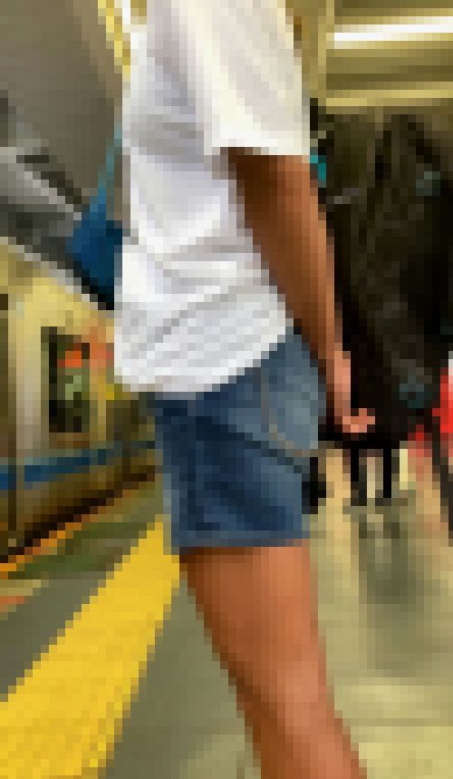 健康的な褐色ショーパンお姉さんをじっくり近接撮!!驚きの浮き出た乳首ぽっち 【超リアルな街中風景004】 サンプル画像2