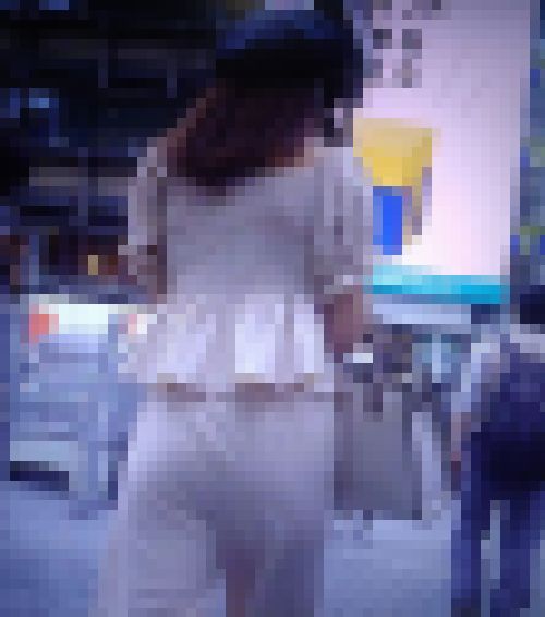 オシャレ美女がペラペラパンツ履いてTラインを時折見せながら風に吹かれて歩いてるよ サンプル画像1