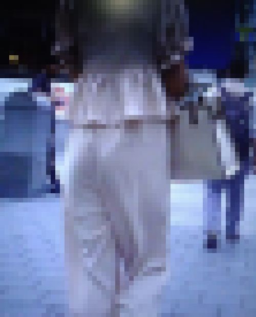 オシャレ美女がペラペラパンツ履いてTラインを時折見せながら風に吹かれて歩いてるよ サンプル画像2