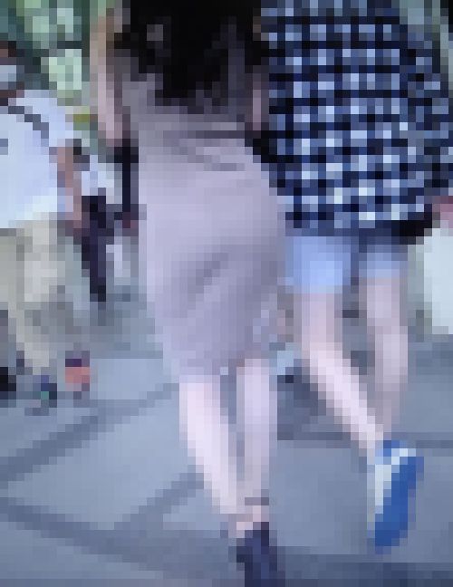 スタイル抜群の美人ギャルがＴライン出たピタピタワンピ着てみんなに見られまくりながら歩いてるよ　サンプル画像2